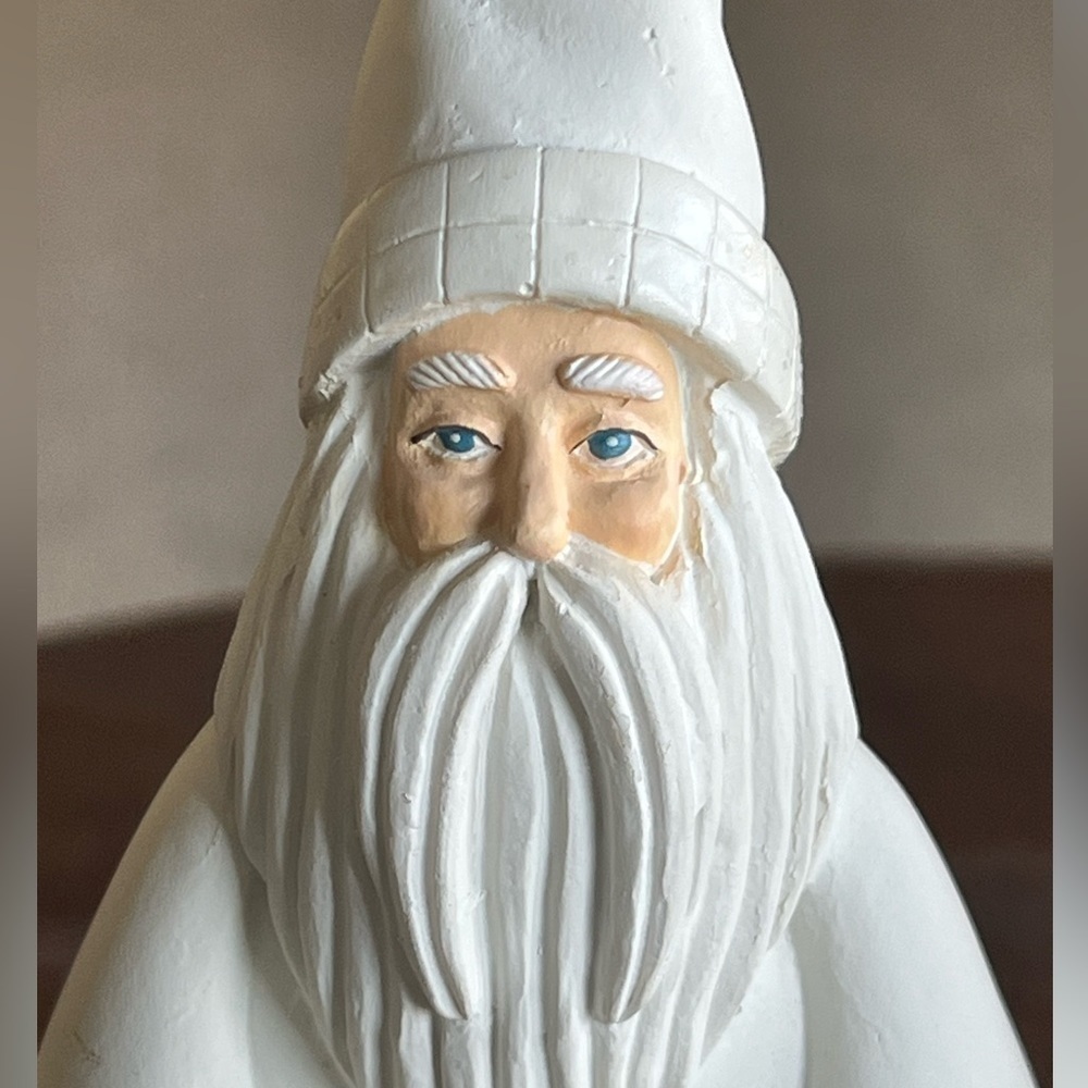 Pair of vintage Santas dressed in white with snowflakes and doves - Picture 4 of 6